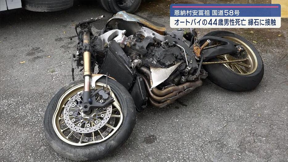 現場は片側1車線のカーブが続く道路で、街灯などがなく夜間は暗く視界が悪くなる