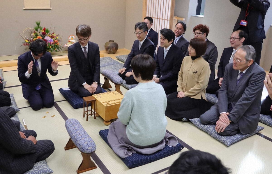 新将棋会館初の指し初め式は伊藤匠叡王（左奥）の振り駒で始まった。右隣は羽生善治・日本将棋連盟会長（撮影・我満　晴朗）