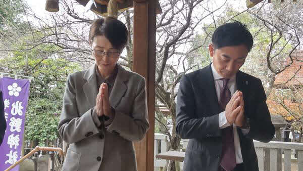 文京区春日の牛天神北野神社で新年の参拝を行う日本バスケットボール協会の三屋裕子会長（左）とBリーグの島田慎二チェアマン（撮影・沢田啓太郎）