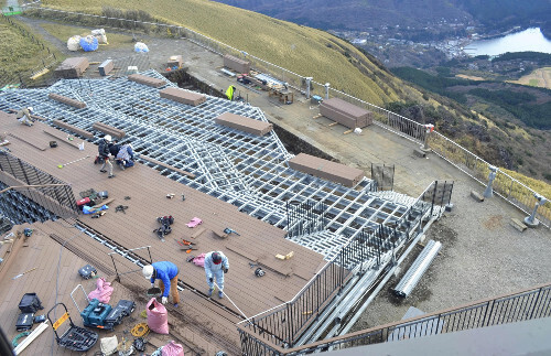 建設が進む展望デッキ（昨年１２月１１日、箱根町で）