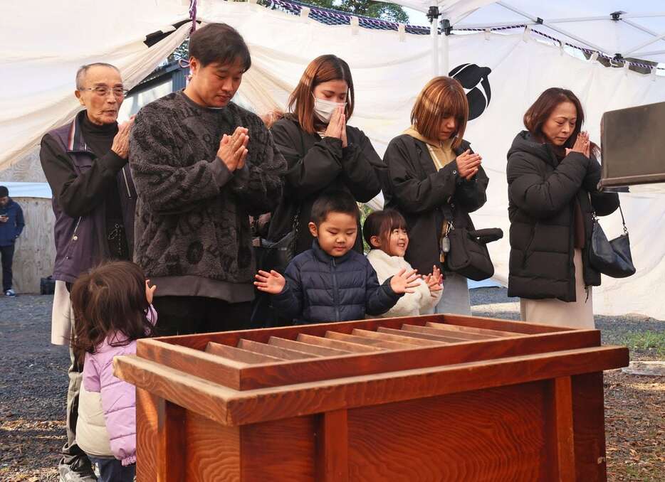 能登半島地震から１年となり、初詣で重蔵神社を訪れた濱口拓斗さん（左から2番目）ら一家＝1日午前、石川県輪島市の重蔵神社（泰道光司撮影）