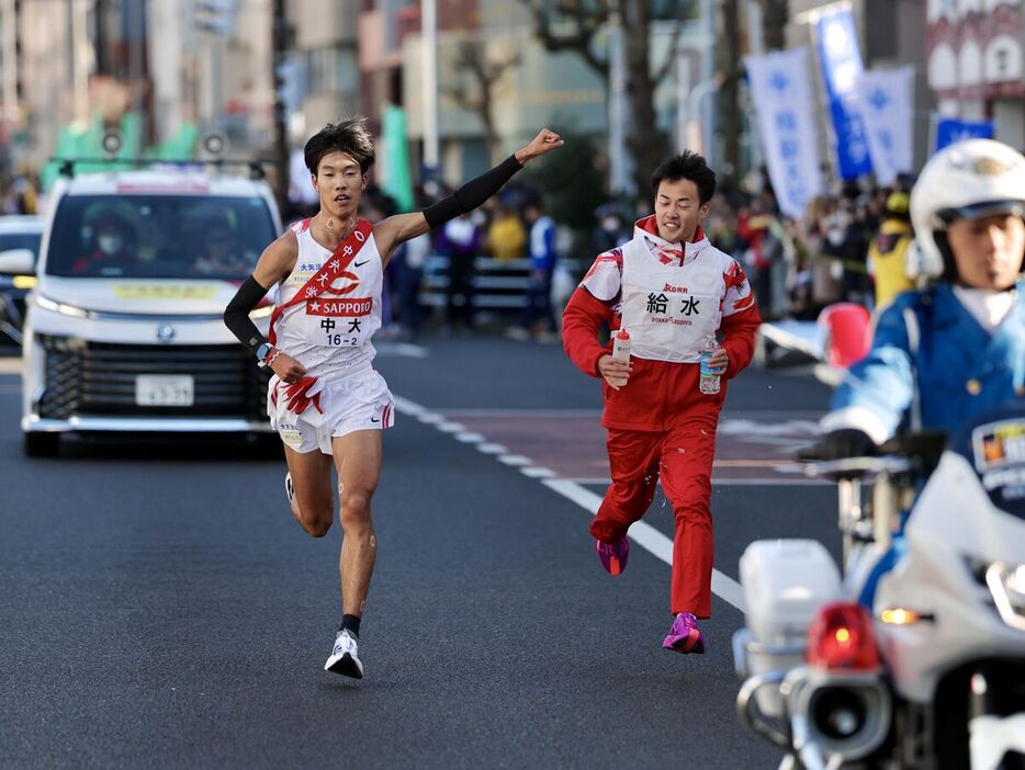 ２区、給水する中大・溜池一太(カメラ・小林　泰斗)