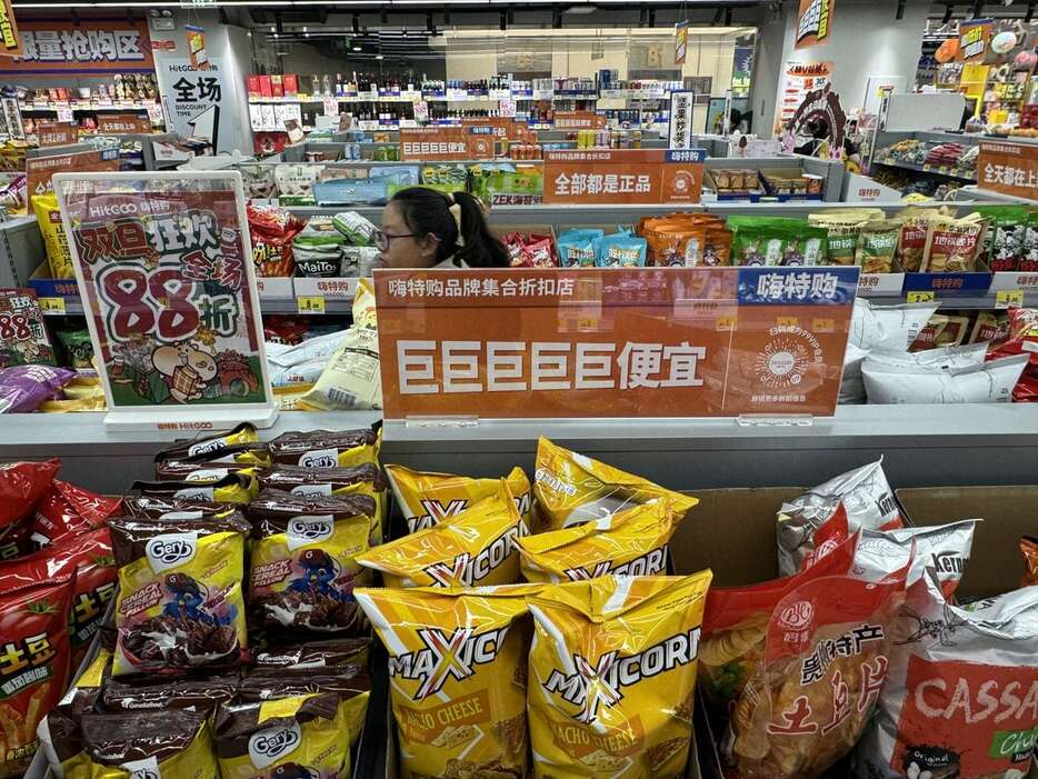 賞味期限間近といった訳あり商品などを相場よりも低価格で販売する格安スーパー。中国経済はデフレ懸念を払拭できずにいる＝昨年12月、北京市（三塚聖平撮影）