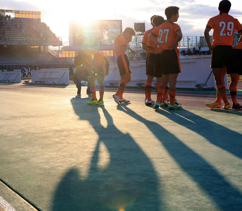 静岡学園対高川学園　0－2で敗れ、夕日を浴びながらスタンドに一礼する高川学園イレブン（撮影・浅見桂子）