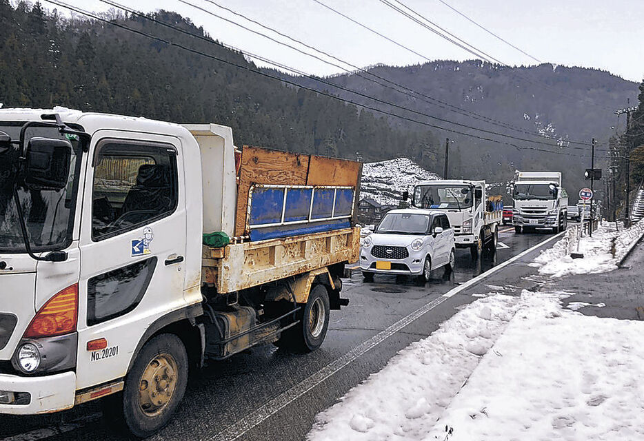 多重事故により渋滞に巻き込まれた車両の列＝６日午前１０時、輪島市熊野町