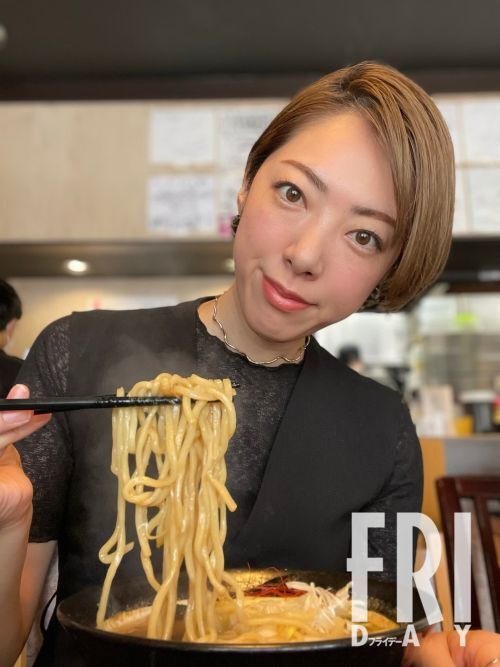 スミスのラーメンを食す森本女史。「仙台ではここが圧倒的に美味い」