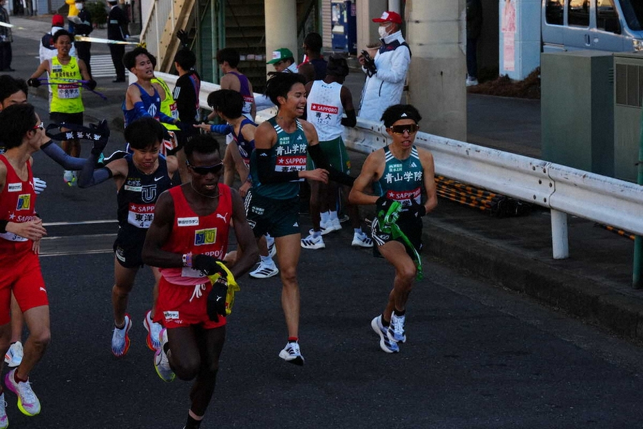 ＜箱根駅伝往路　鶴見中継所＞2区を走り始めた青学大・黒田朝日（撮影・木村　揚輔）