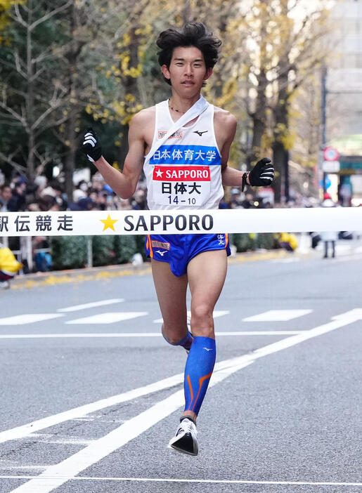 総合12位でゴールする日体大10区二村