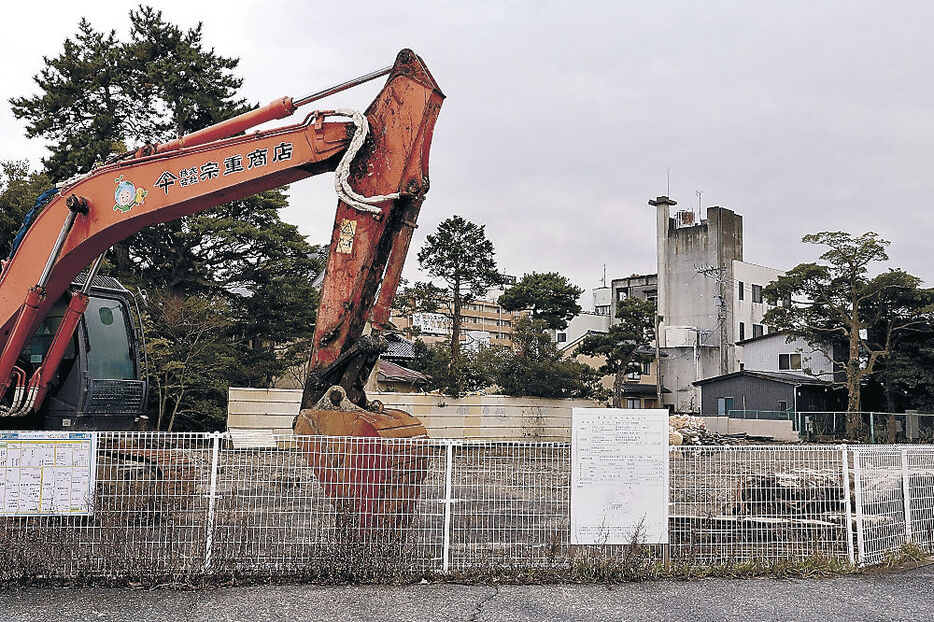 １３階建てマンションの建設予定地。小松駅周辺でビル建設が相次いでいる＝小松市西町