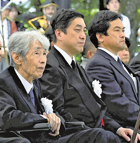 昨年５月の慰霊祭に出席した島津修久さん（左）