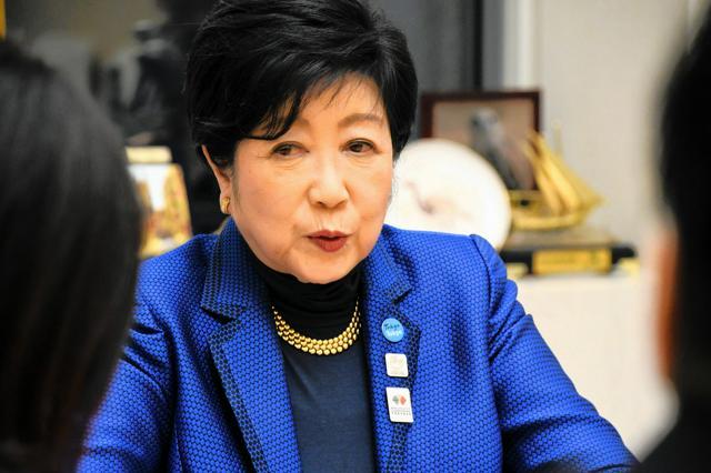 インタビューに答える東京都の小池百合子知事=2025年1月6日午後3時58分、東京都庁、太田原奈都乃撮影