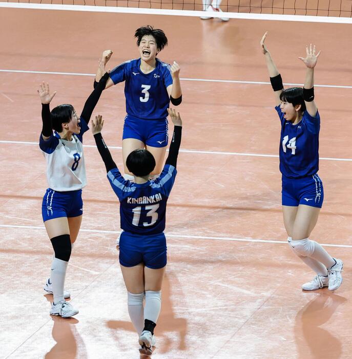 準々決勝で安来を破り、喜ぶ金蘭会の選手＝東京体育館