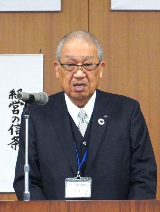 仕事始めで年頭のあいさつをする県信用組合の渡辺武理事長=水戸市大町