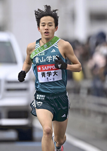 ８区を力走する青学大・塩出翔太（３日）＝武藤要撮影