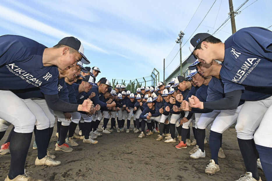 センバツに向けて気合を入れる常葉大菊川ナイン＝菊川市の同高校野球場