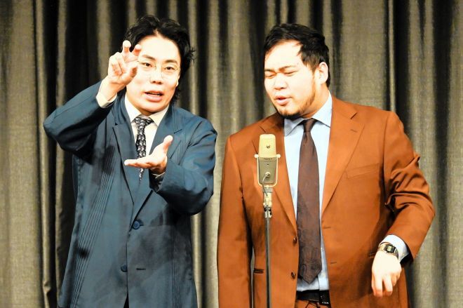 「令和ロマン」の高比良くるまさん（左）と松井ケムリさん＝都内＝朝日新聞社