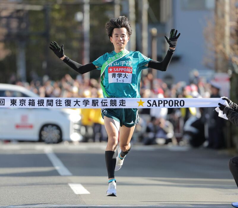 往路優勝のゴールテープを切る青学大５区・若林宏樹（カメラ・相川　和寛）