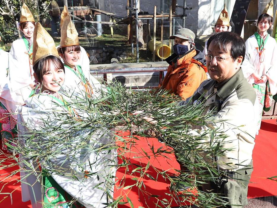 福娘が福笹届ける（天王寺動物園で7日）