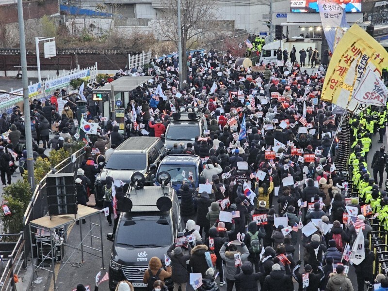 大統領公邸周辺に集まった尹錫悦大統領の支持者ら＝ソウル市竜山区で2025年1月3日午前、日下部元美撮影