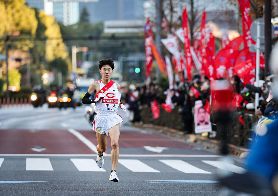 力走する中大・吉居駿恭（カメラ・小林　泰斗）