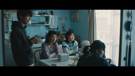 映画『港に灯がともる』より　©Minato Studio 2025