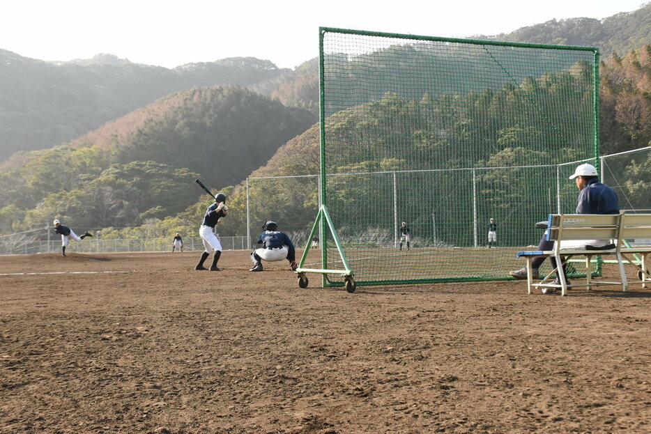 きれいに整備されたグラウンドで練習する大崎の選手たち。３年前は雑草などに覆われていた