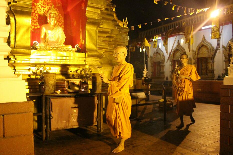 仏塔のまわりを巡りながらパーリ語の経文を唱える。タイ新年の勤行の一環だ（撮影：室橋裕和、2018年）