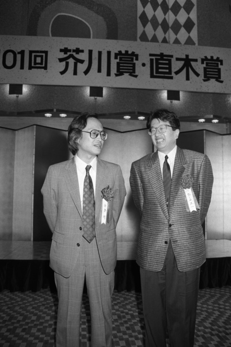 1989年8月、第101回直木賞の贈呈式に出席した笹倉さん（左）。東京・丸の内の東京会館で（写真：読売新聞／アフロ）