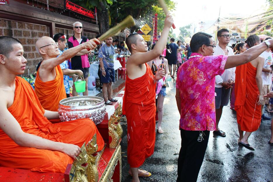 2018年のソンクラン（タイ正月）。笹倉さんも寺の前で人々に聖水を振りまいた（撮影：室橋裕和）