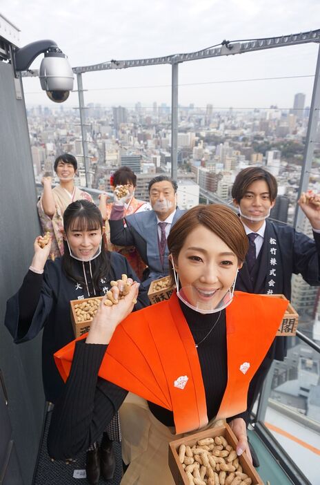 通天閣のてっぺん、天望パラダイスでは報道陣のカメラの前で豆まき。ただし掛け声はなし