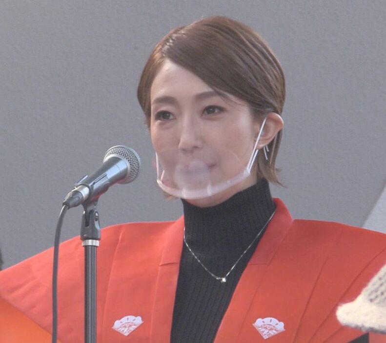 [写真]大阪出身の紅ゆずるは、通天閣の歴史ある行事に参加できて光栄と話していた