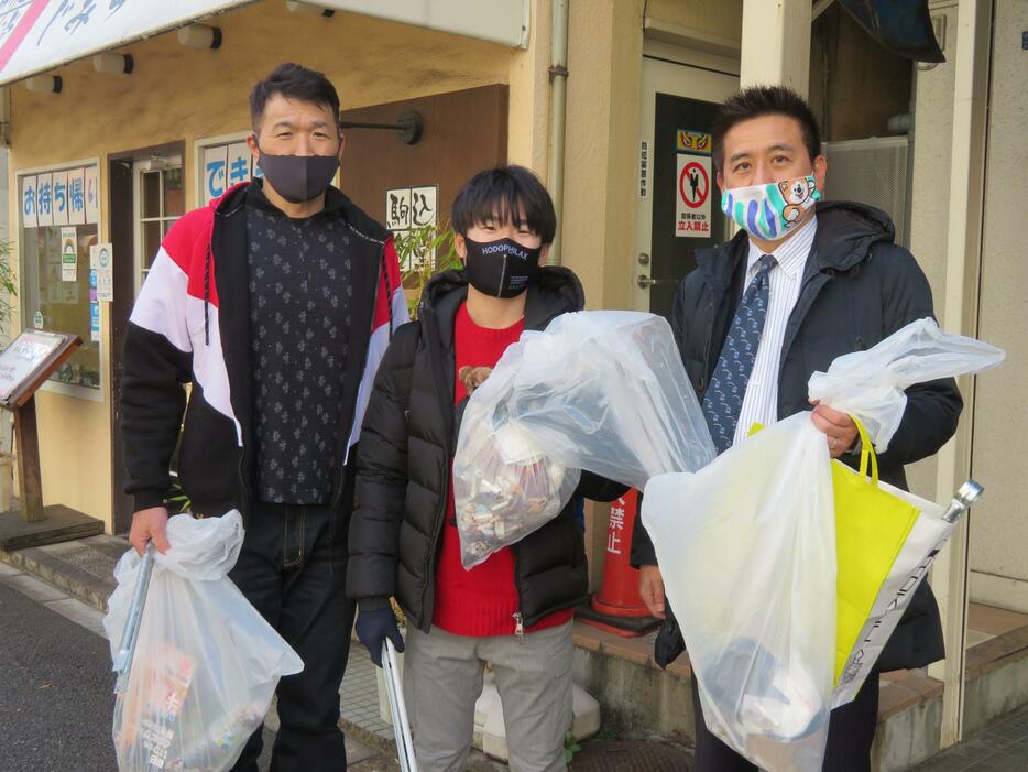 WBC世界ライトフライ級王者の寺地拳四朗(中）は、再起に向けて、連日、父のジム会長の寺地永（左）らとゴミ拾いなどの社会貢献活動を行っている