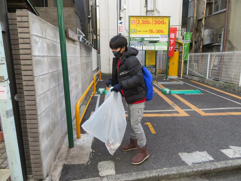 寺地拳四朗は黙々とゴミを拾う。過ちを犯しても人は変われるのだ