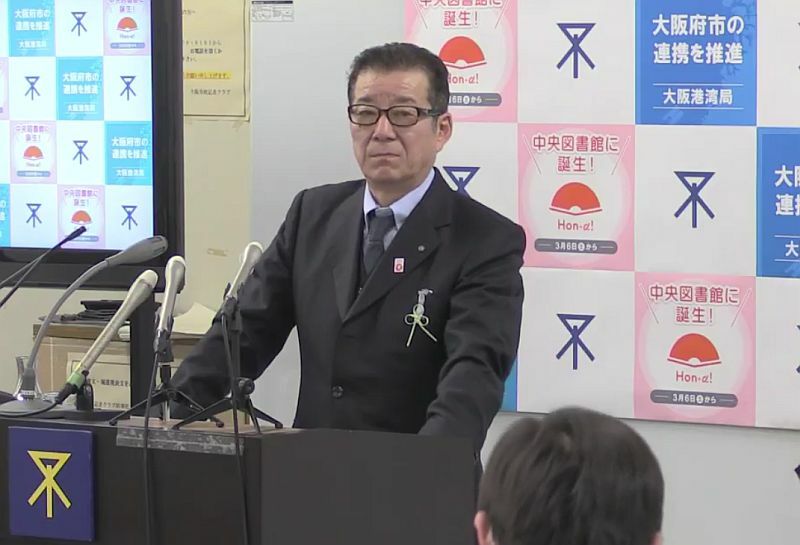 [写真]定例記者会見で報道陣の質問を聞く大阪市の松井一郎市長