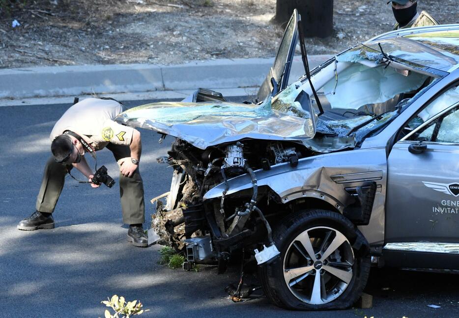 タイガー・ウッズが横転事故を起こした車は大破。現場に駆け付けた保安官が「生きているのが奇跡」と語る大事故だった(写真・ロイター／アフロ）