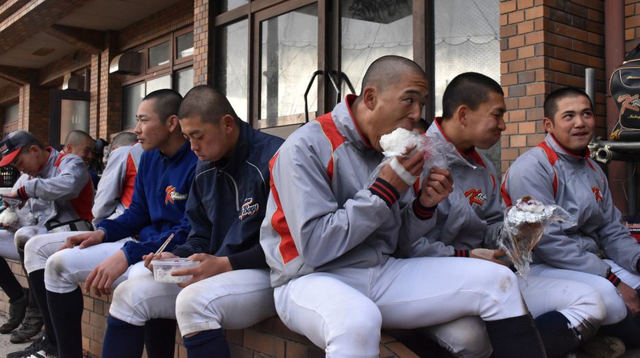 練習時間の合間におにぎりを食べる京都国際の選手たち＝京都市東山区で、中島怜子撮影