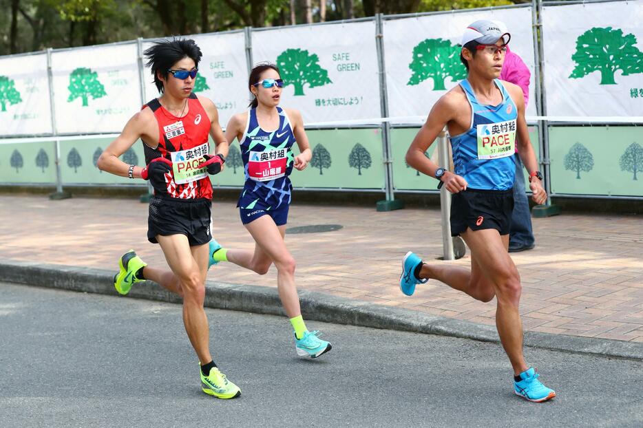 川内優輝(右）と岩田勇治（左）の男子ペースメーカーが東京五輪代表の一山麻緒の走りを好アシスト（写真：西村尚己/アフロスポーツ）