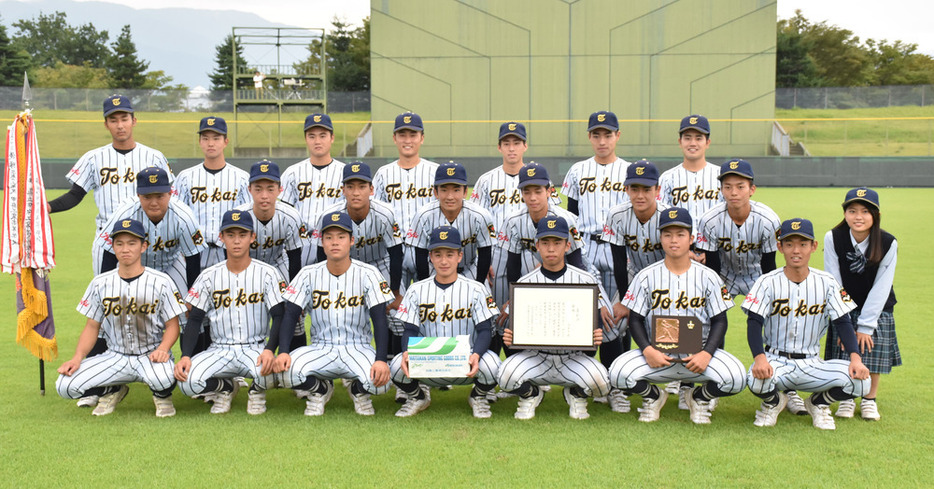 ２年ぶりに優勝した秋季県大会で記念撮影する東海大甲府の選手たち＝甲府市で２０２０年１０月４日、金子昇太撮影