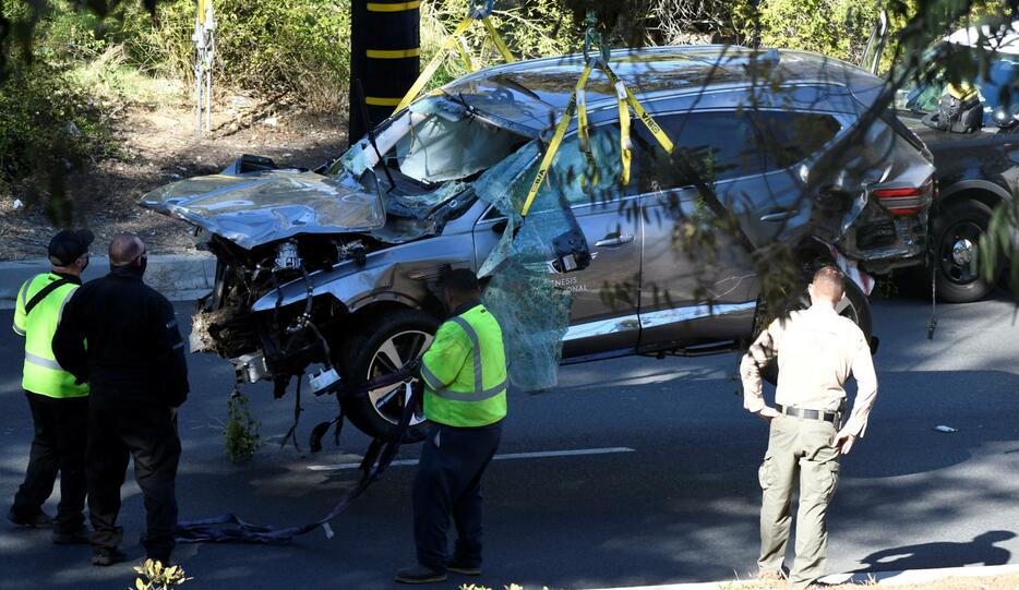 タイガー・ウッズが横転事故を起こした車は見るも無残な状態に。緊急手術は成功したが右足を粉砕、開放骨折（写真：ロイター/アフロ）