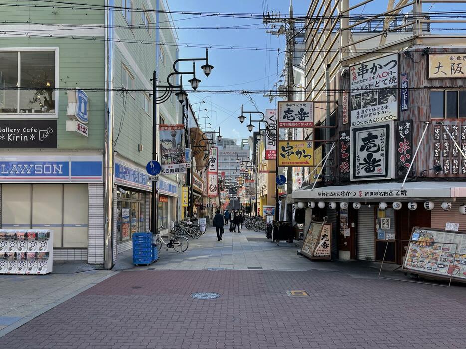 ［写真］通天閣の目の前の通りも人の姿が少ない＝6日午前、大阪市浪速区で(撮影:高井隆光社長)