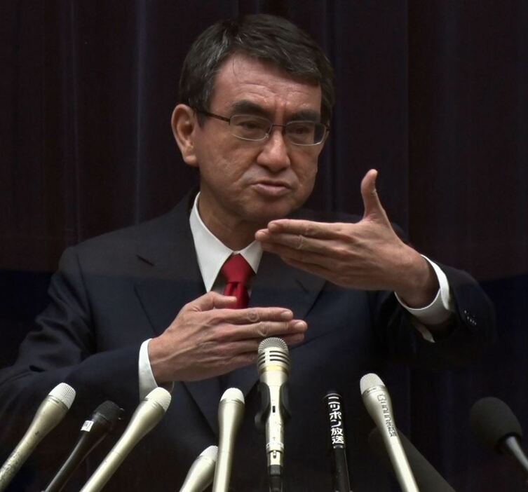 [画像]記者会見でワクチン接種のスケジュールについて説明する河野担当相