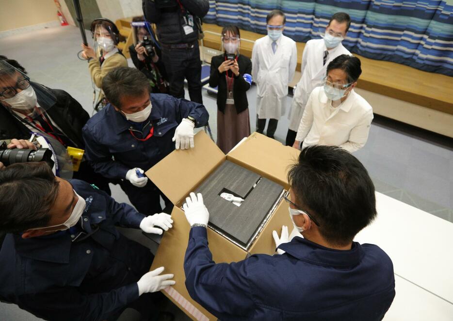 [写真]2月16日午後6時頃、東京都内の医療機関に届けられた新型コロナウイルスのワクチン（代表撮影）