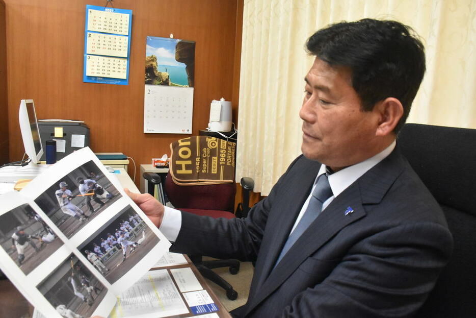 写真を見ながら東海大甲府野球部について語る八巻英世校長＝甲府市で２０２１年２月１７日、金子昇太撮影