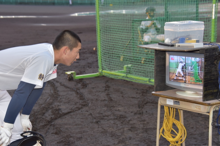 映像遅延装置・カコロクで、自身のフォームを確認する前田銀治選手＝静岡県三島市の三島南高グラウンドで２０２１年１月２７日、深野麟之介撮影