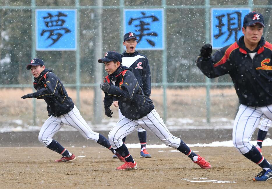 雪が舞う中、ダッシュの練習に取り組む柴田の選手たち＝宮城県柴田町で2021年1月30日、滝川大貴撮影