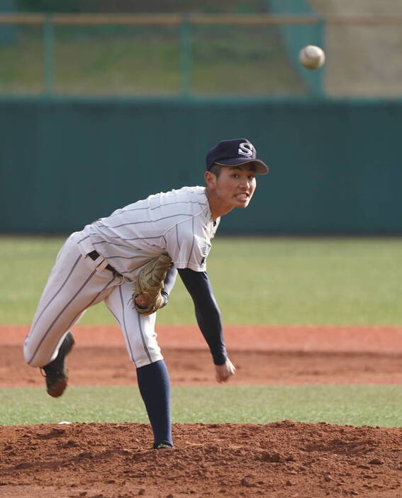 投球テンポの速さが身上の新開健音投手＝三次市のみよし運動公園野球場で２０２１年１月３０日午後３時２８分、中島昭浩撮影