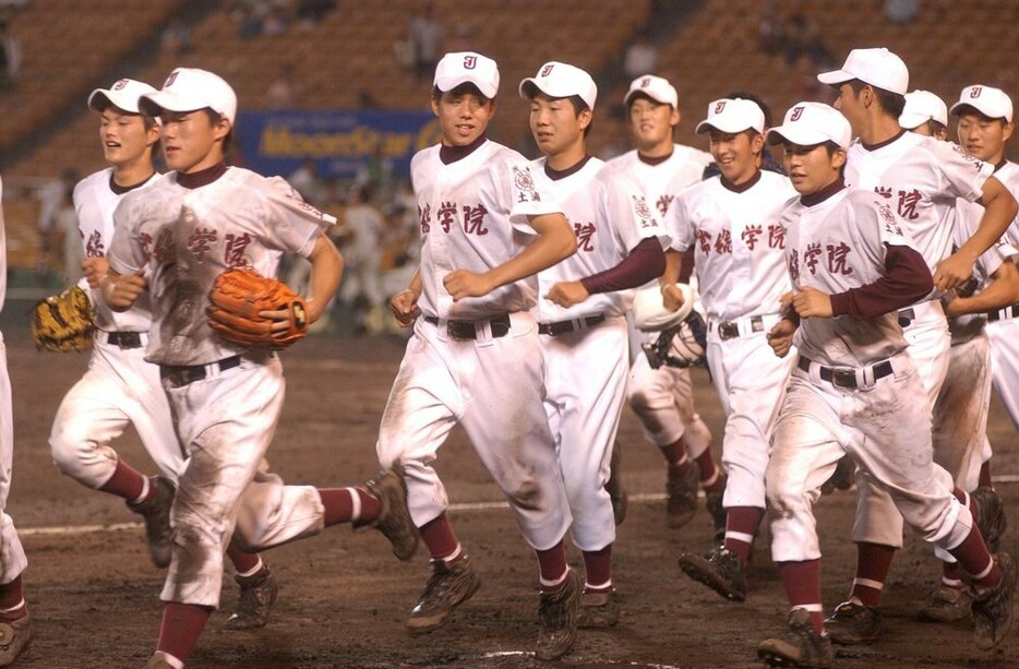 第８５回全国高校野球準々決勝、鳥栖商を降して準決勝進出を決め、笑顔で応援席へ走る常総学院ナイン＝阪神甲子園球場で２００３年８月２１日、大崎幸二撮影