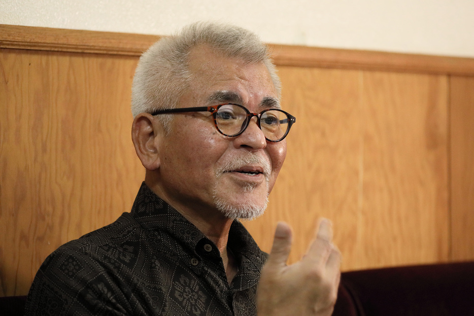 「笑築過激団」元座長の玉城満。2008年から3期、沖縄県議会議員を務めた。「お笑いの次は、沖縄を演出したくなった」