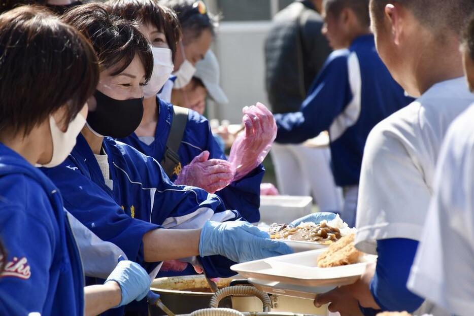 選手にカツカレーを振る舞う保護者たち