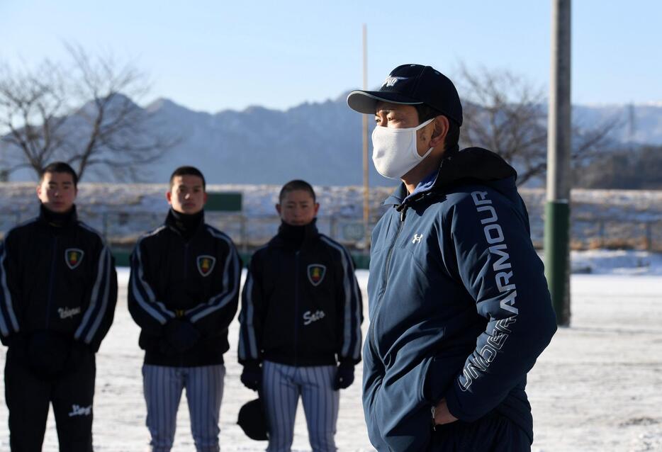 上田西の吉崎琢朗監督（右）＝長野県上田市で2021年1月30日、竹内紀臣撮影